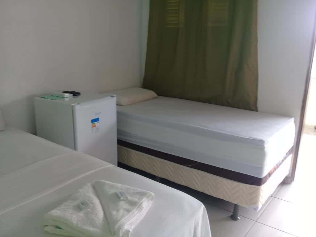 Quarto da Pousada Beira Rio, com duas camas e frigobar ao meio