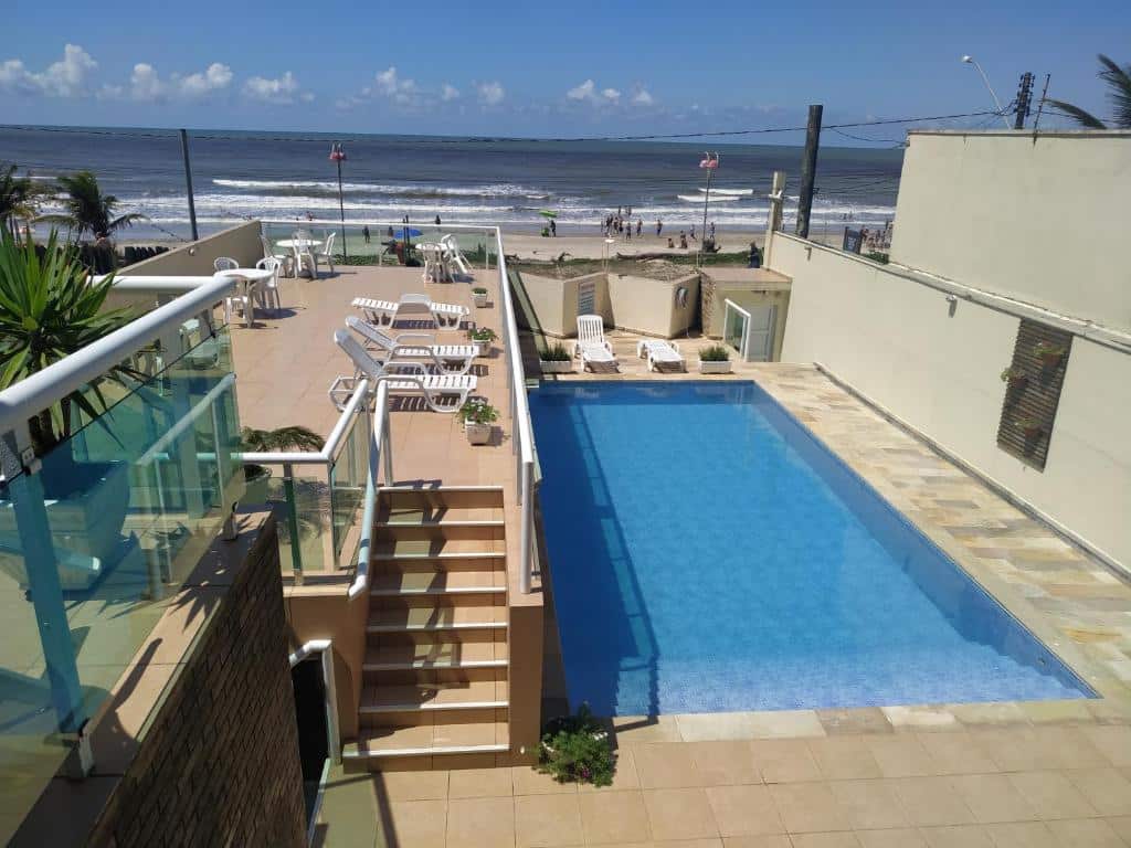 Piscina com vista da praia da Pousada Elegance Beira Mar, em Itanhaém
