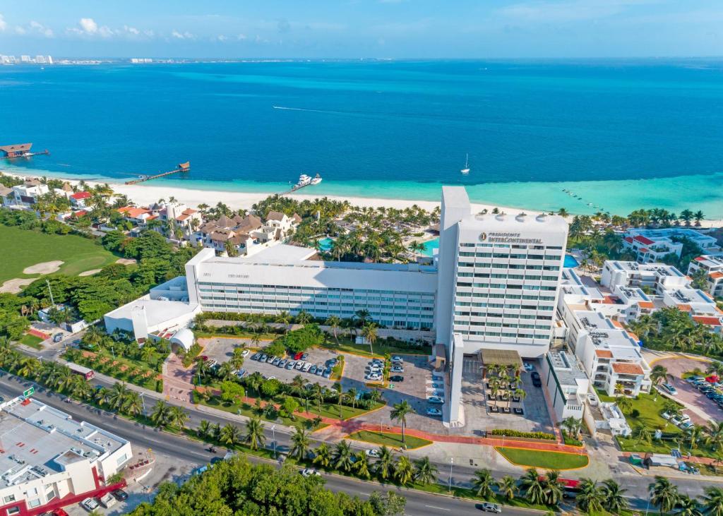 vista aerea do Presidente InterContinental Cancun Resort mostrando o oceano e toda a estrutura do hotel, estacionamento e arredores