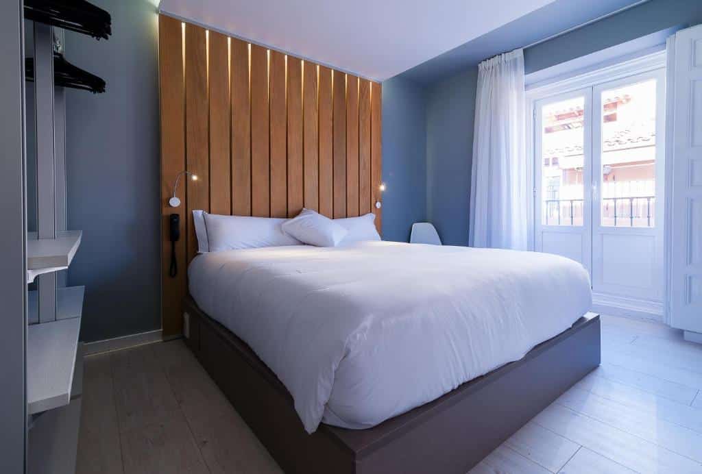 quarto com cama grande e janela também grande com cabeceira de pallet no B&B Hotel Madrid Centro Fuencarral 52