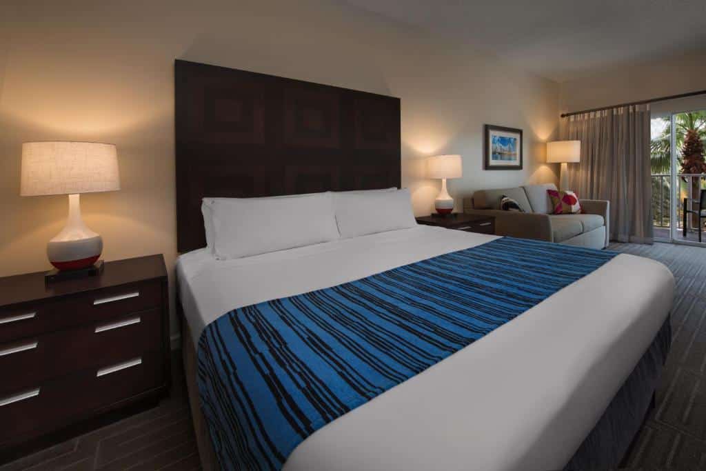quarto com cama grande de casal, móveis de madeira do Marriott's Grande Vista