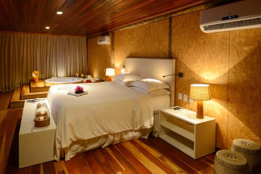 Quarto da BobZ Boutique Resort com cama e banheira em Cajueiro da Praia.