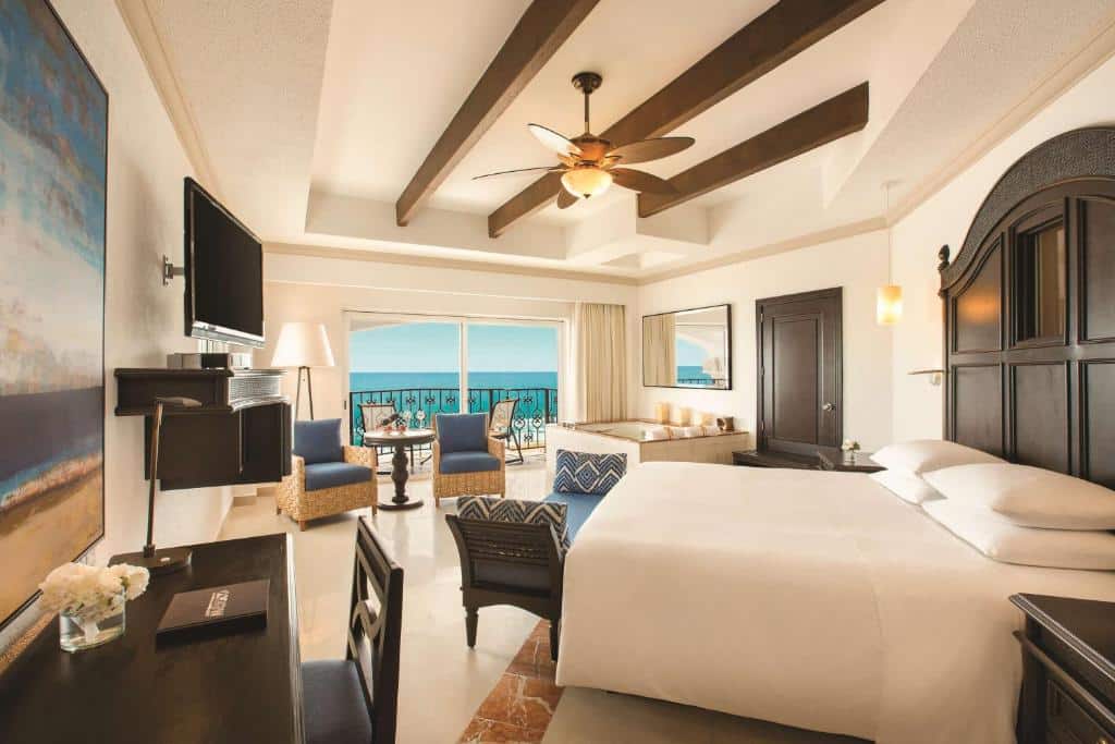 suíte com uma cama de casal, uma hidromassagem e uma sacada particular com vista para o mar do Hyatt Zilara Cancun