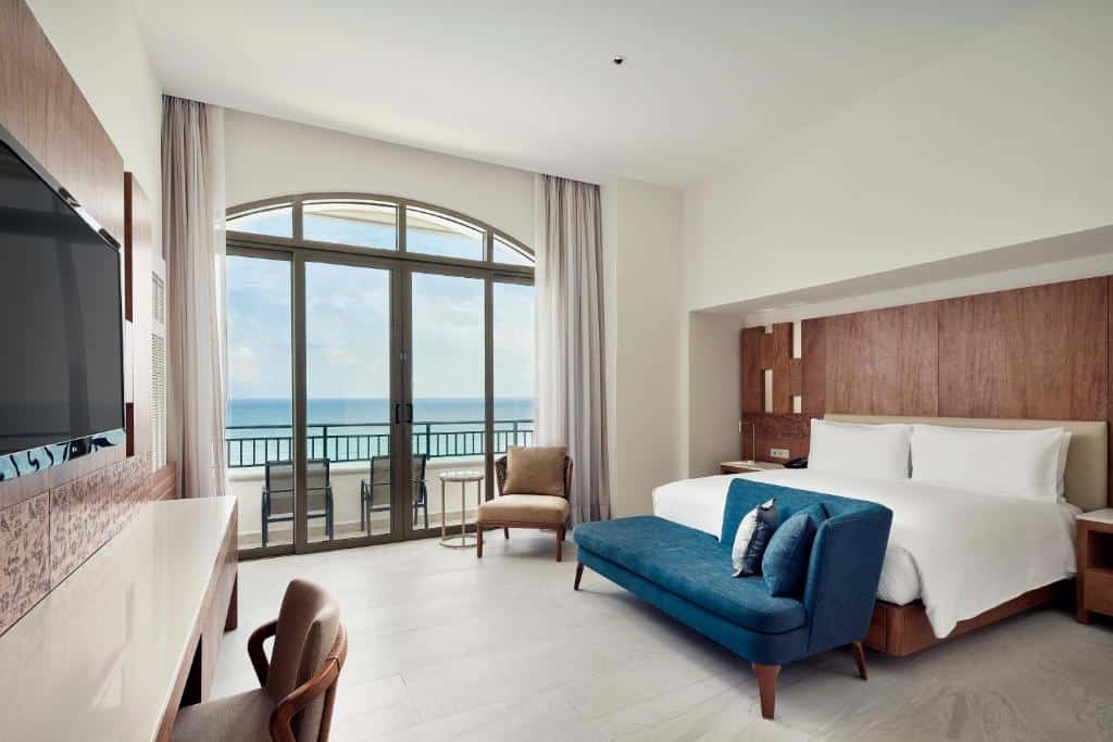 suíte de casal com amplas janelas voltadas para o mar no JW Marriott Cancun Resort & Spa
