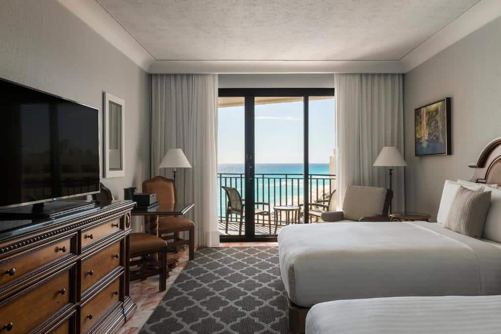 suíte do Marriott Cancun Resort com duas camas, uma sacada privativa e vista para o mar