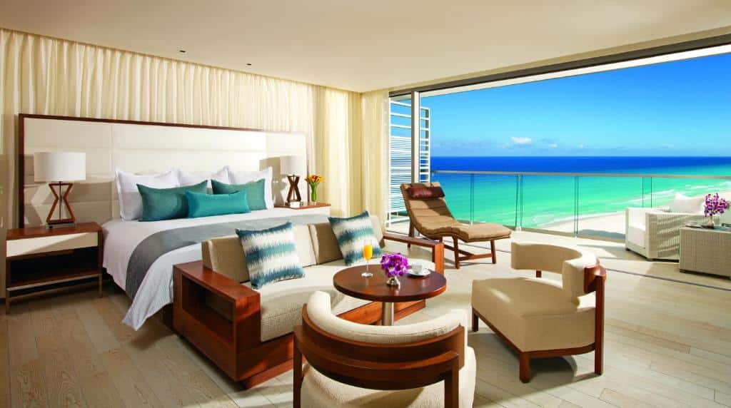 suíte do Secrets The Vine Cancun com uma ampla sacada e vista panorâmica do mar