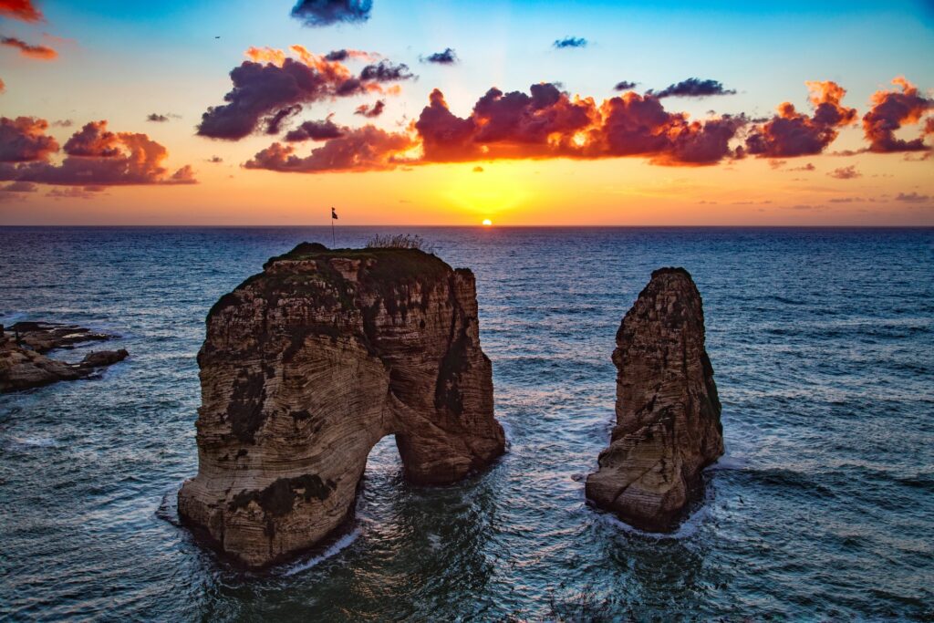 Raouche Rocks em Beirute no Líbano duas rochas altas que estão no mar, para representar o seguro viagem Beirute