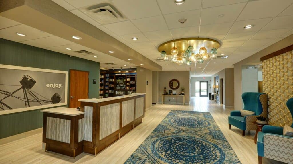recepção do Hampton Inn & Suites by Hilton Tampa Busch Gardens Area uma das opções de hotéis em Tampa