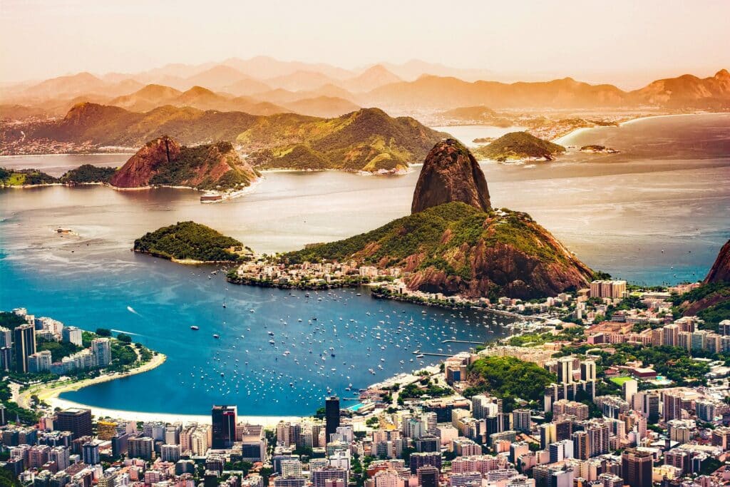 Vista do Rio de Janeiro, com prédios, mar e montanhas