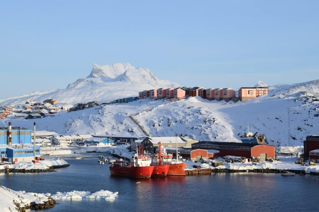 sermitsiaq mountain em nuuk na groenlandia com embarcações e neve durante o dia