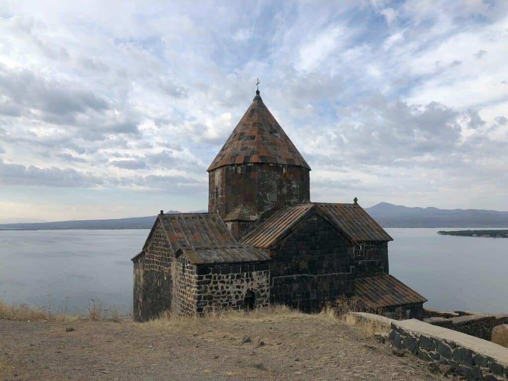 sevanavank na Armênia durante o dia ilustrando post seguro viagem Armênia