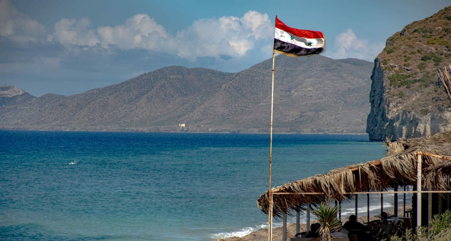 Bandeira na Síria em uma praia do país