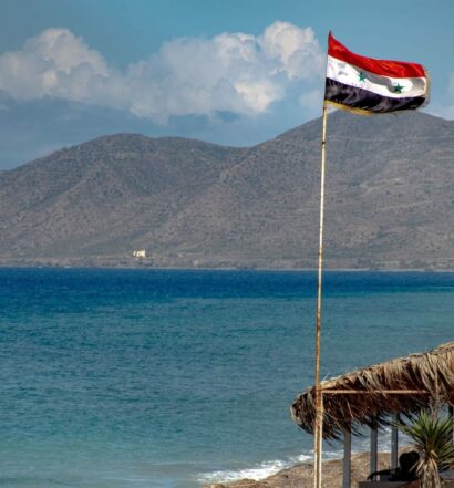 Bandeira na Síria em uma praia do país