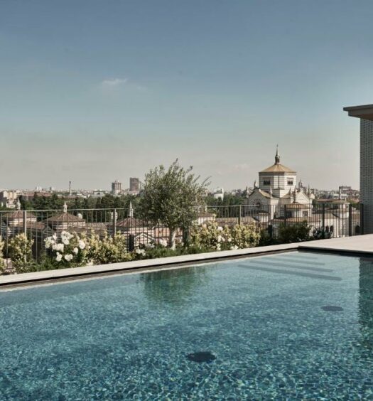 terraço do Hotel VIU Milan, um dos hotéis em Milão com piscina e vista da cidade