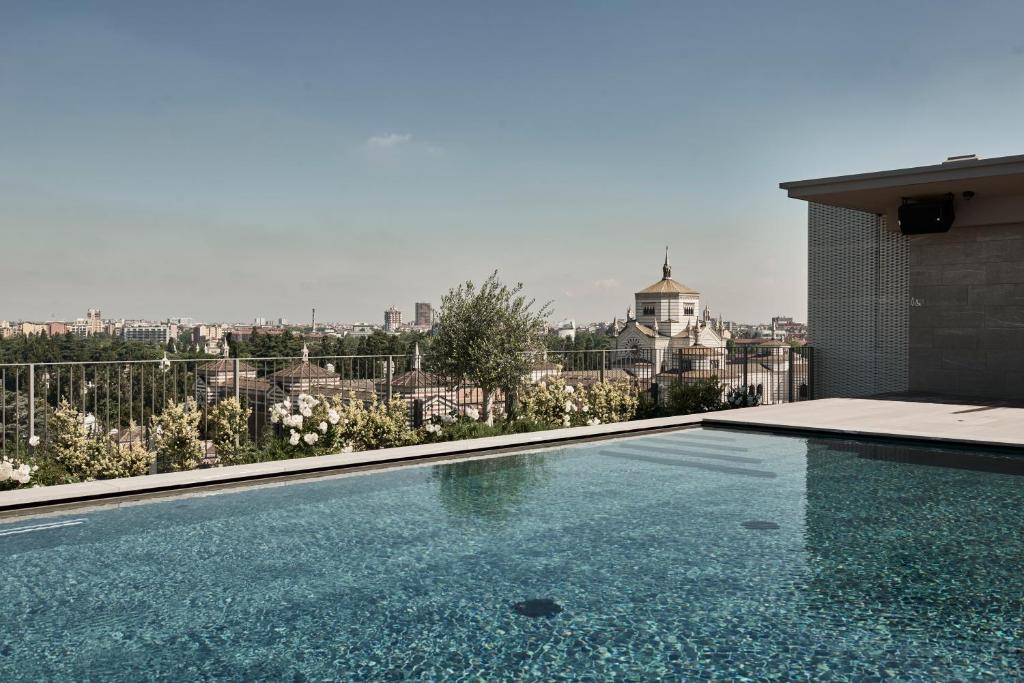 terraço do Hotel VIU Milan, um dos hotéis em Milão com piscina e vista da cidade