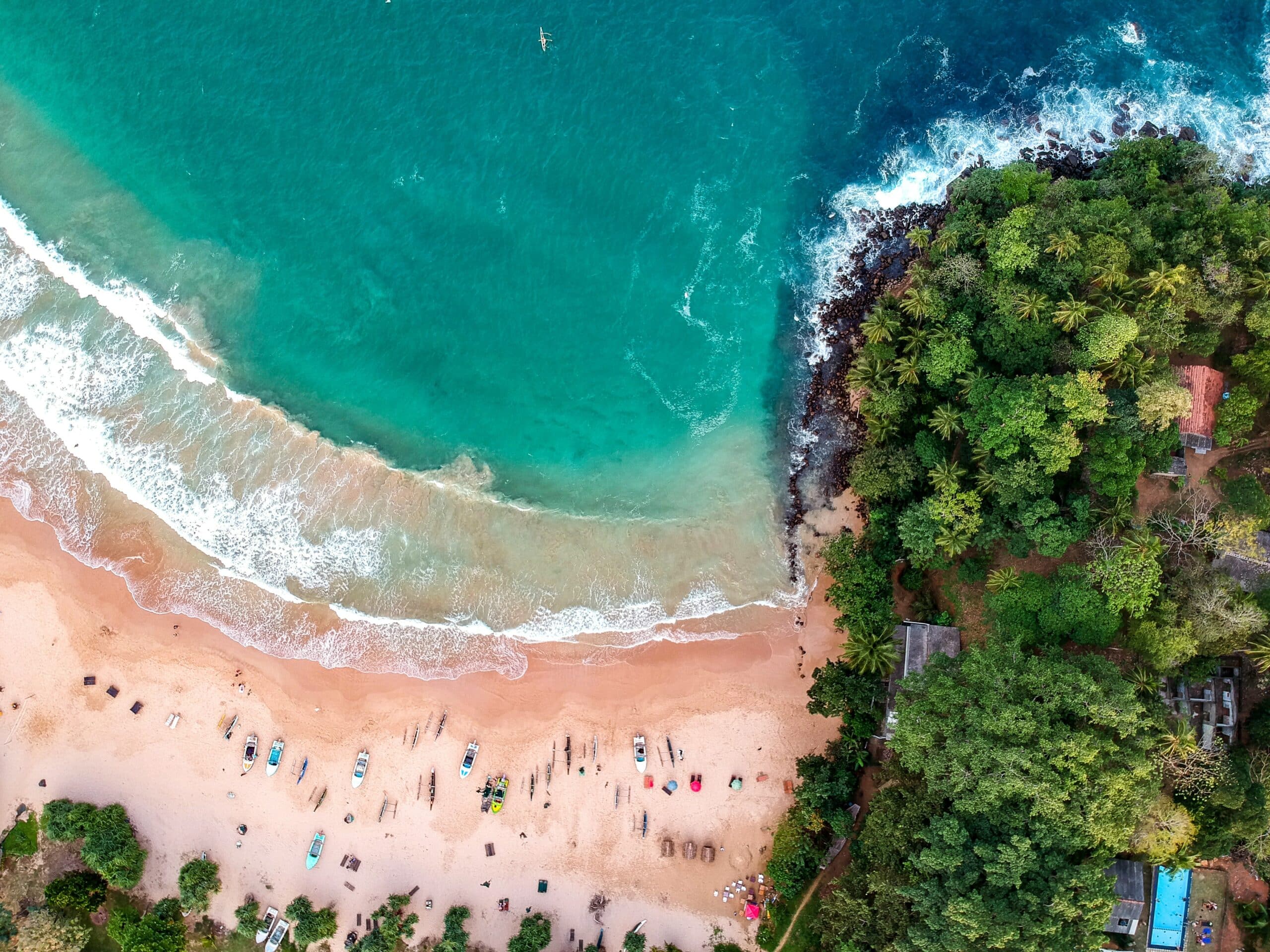 Vista de cima da praia Unnamed Road, Devinuwara com mar azul turquesa. Representa seguro viagem Sri Lanka.