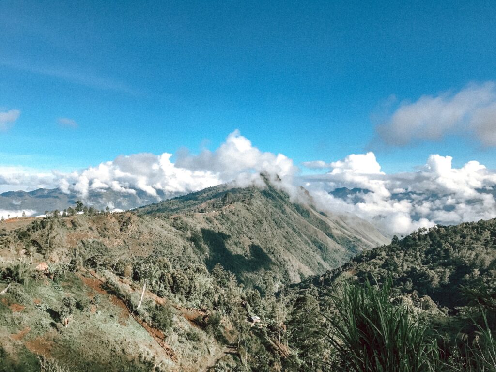 Eastern Highlands Province em Papua Nova Guiné com diversas montanhas cobertas pelas nuvens e muita vegetação