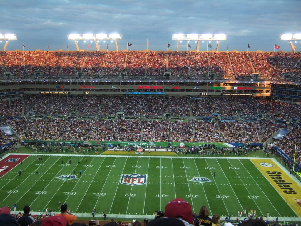 Raymond James Stadium em um dia de jogo da NFL com as arquibancadas cheias