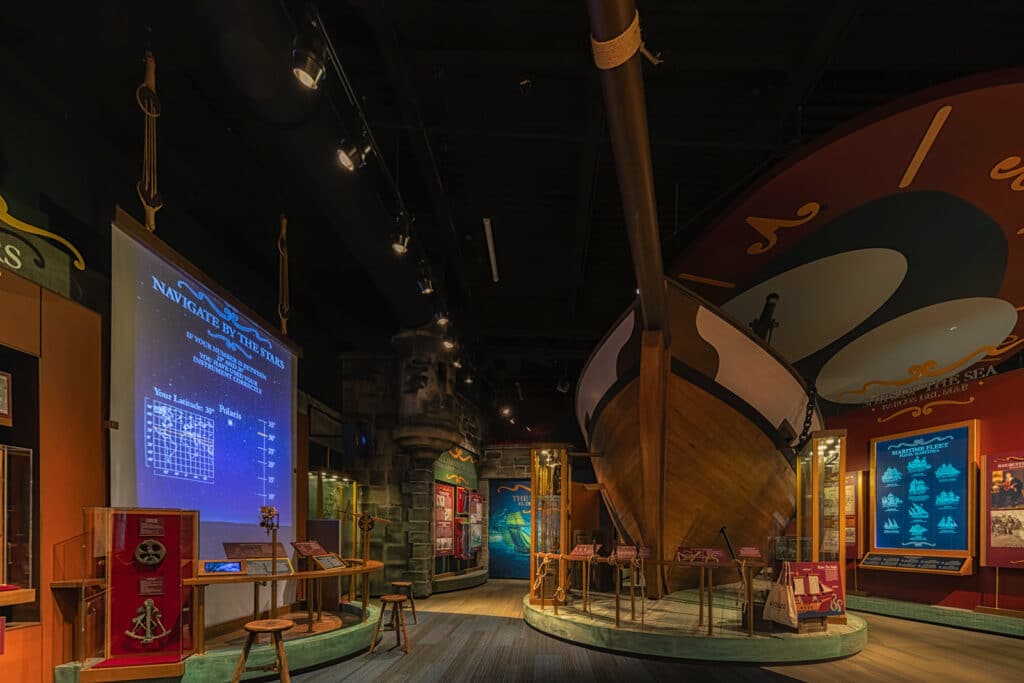 Um enorme navio pirata montado dentro do Tampa Bay History Center