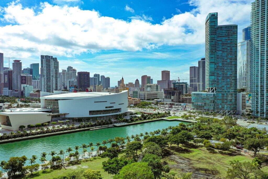 vista da cidade e do Bicentennial Park, Biscayne Boulevard com prédios, lago comprido no parque que pode ser visitado com o chip celular Miami