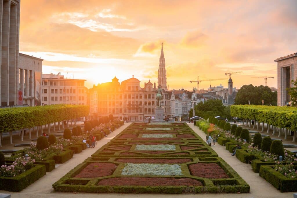 jardim ricamente trabalhado e decorado coloridos ao pôr do sol, o Mont des Arts, para ilustrar o post de chip celular Bruxelas