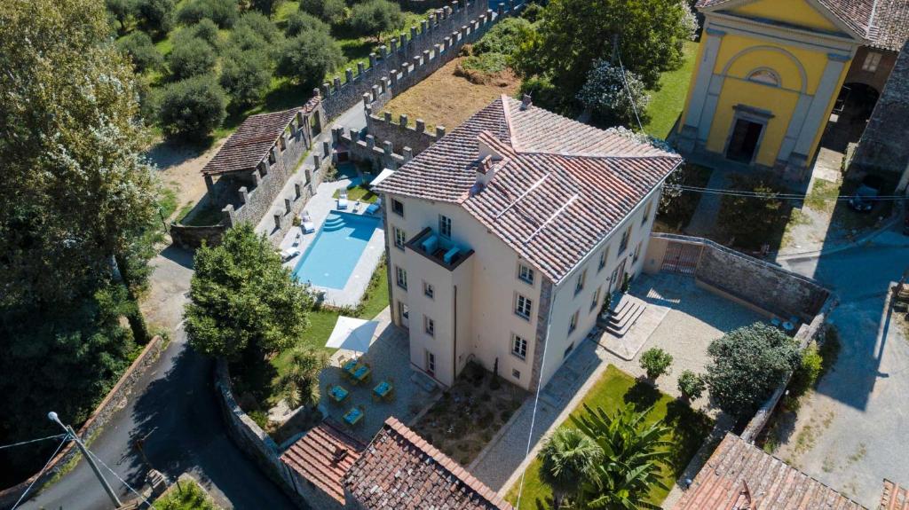Vista aérea do Antica Pergola di San Giusto, com prédio  de 4 andares, piscina e vegetação em volta