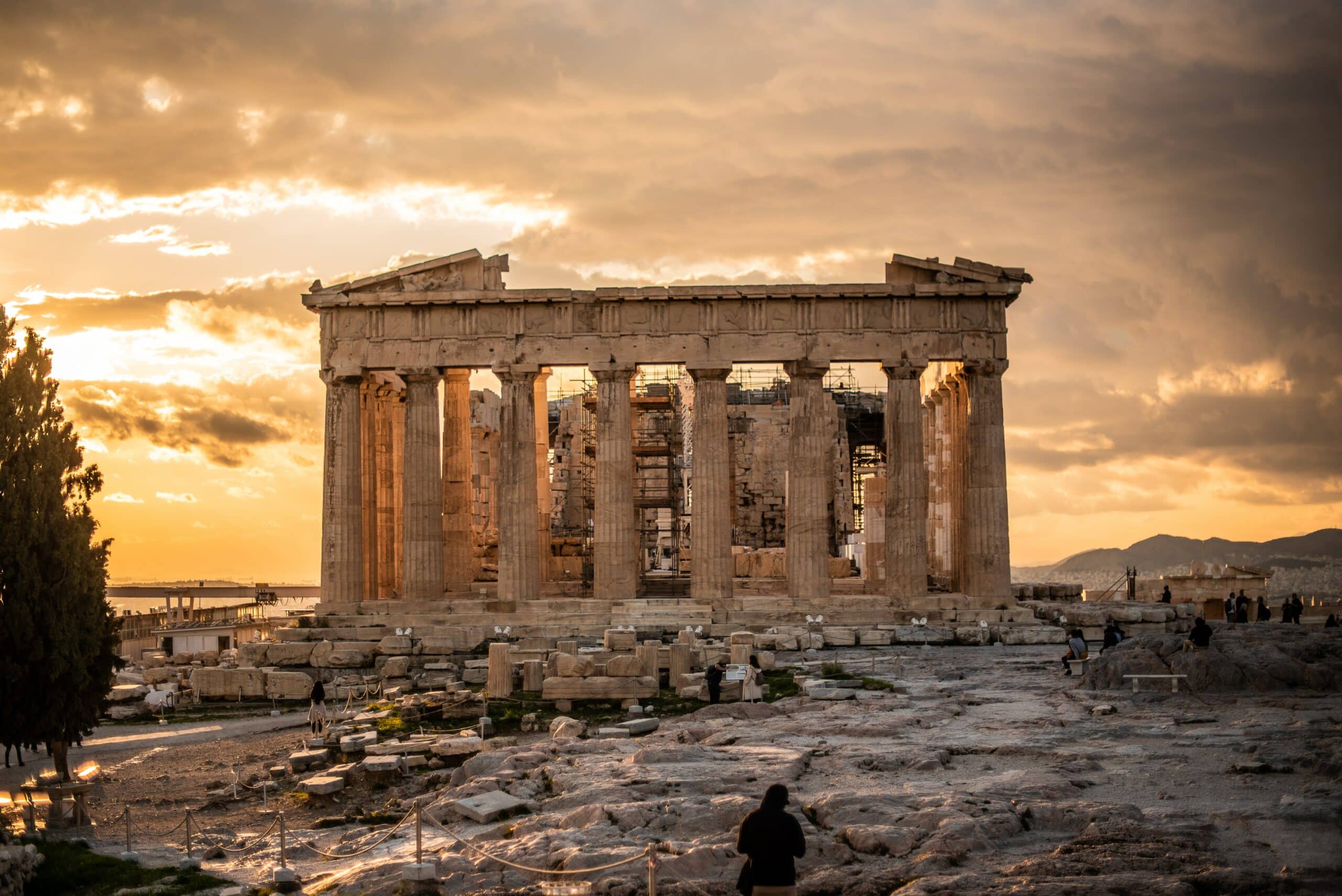 Edifício Partenon em ruinas ao pôr-do-sol para representar o chip de celular Atenas.
