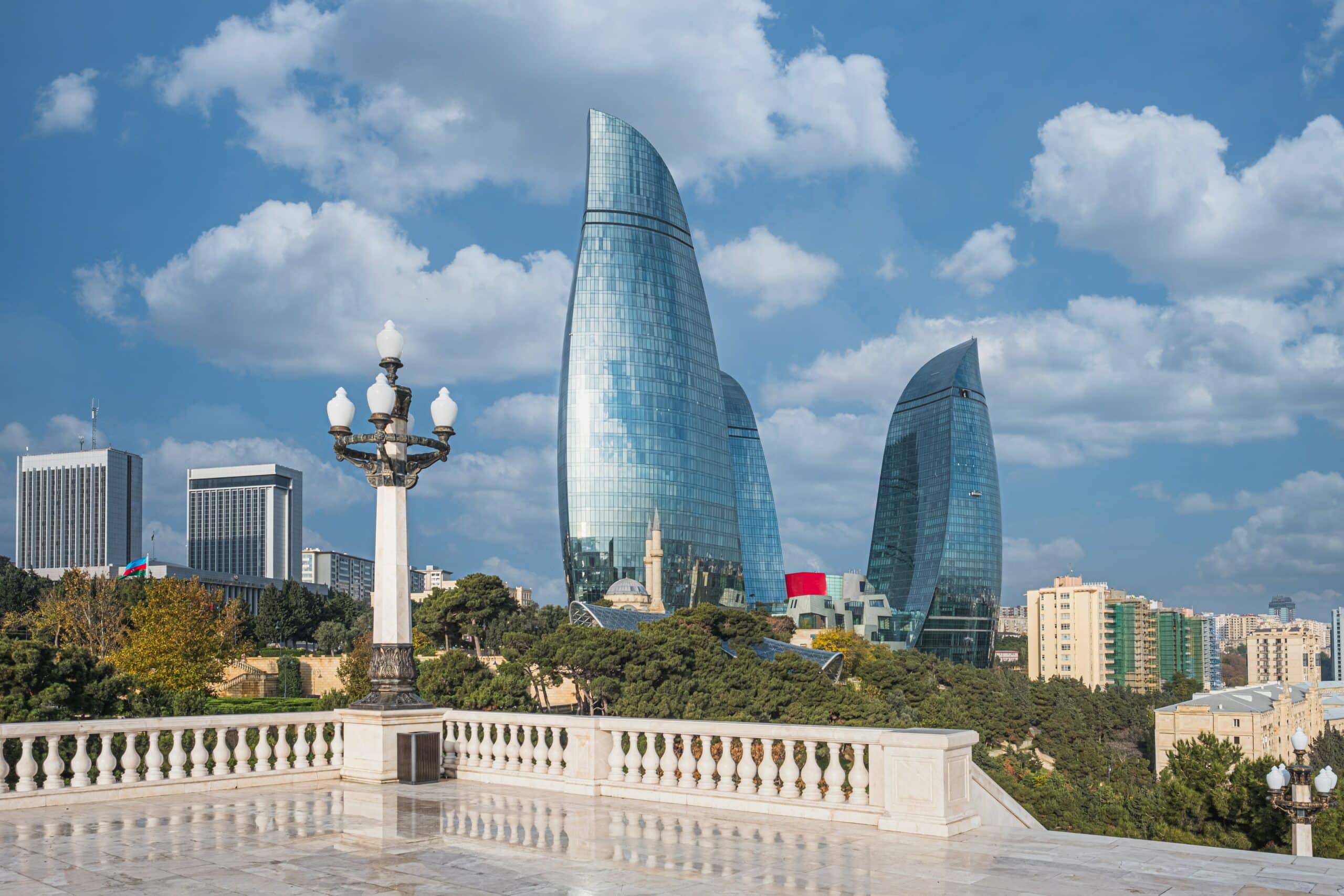 Vista dos prédios da cidade de Baku no 
 Azerbaijão  com céu azul com nuvens. Representa chip de celular Azerbaijão.