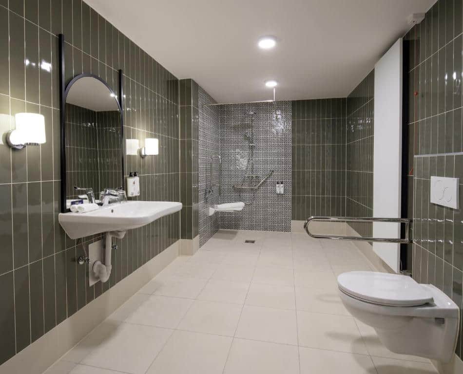 banheiro amplo e adaptado do DoubleTree By Hilton Brussels City, com barras de apoio e pia mais baixa