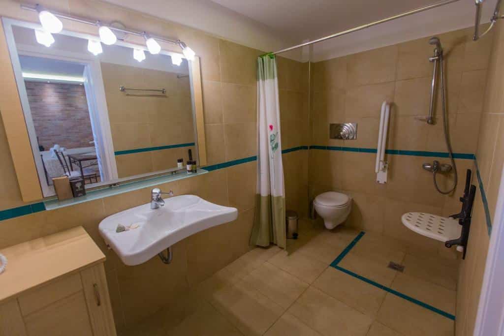 banheiro com adaptações para cadeirantes no Anassa Deluxe Suites