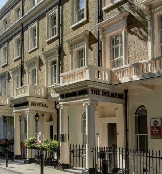 Propriedade do Best Western Plus Delmere Hotel com arquitetura em estilo europeu, em tons de bege e com grades pretas, para representar hotéis baratos em Londres