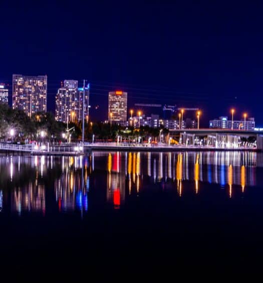 Tampa visto do mar com todos os prédios acesos de noite