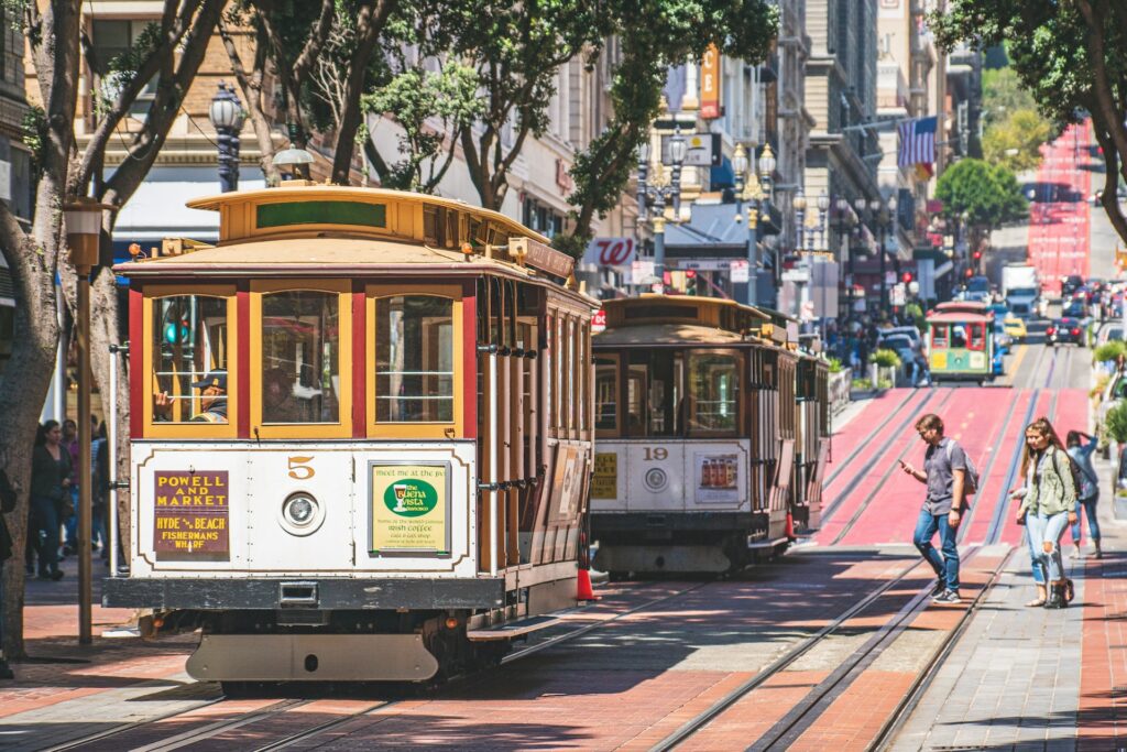 Dois trens amarelo e vermelhos passando pelo centro da cidade para ilustrar o post chip de celular para San Francisco - Foto: Daniel Abadia via Unsplash