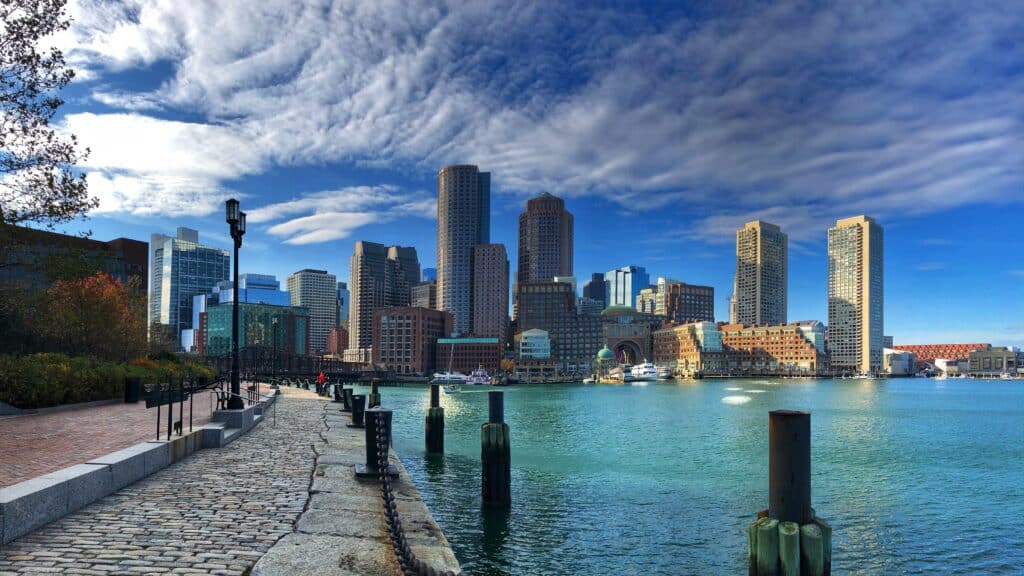 Cidade de Boston, com prédios enormes e um rio.