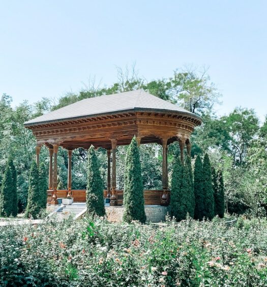 Arquitetura do Botanical Garden com bastante árvores e gramado verde durante o dia, ilustrando post seguro viagem Tajiquistão