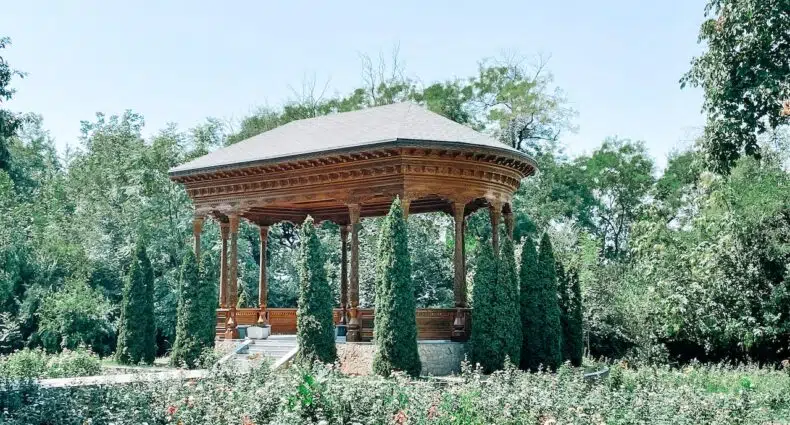 Arquitetura do Botanical Garden com bastante árvores e gramado verde durante o dia, ilustrando post seguro viagem Tajiquistão