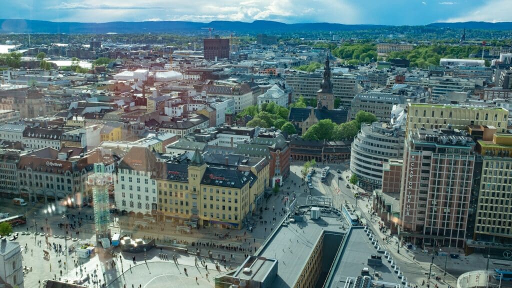 Vista de cima da cidade Oslo, Noruega com céu claro, vários prédios com arquitetura europeia.