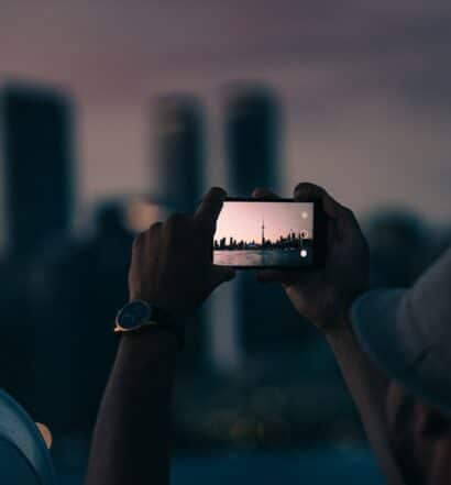 Homem tirando foto da Torre CN, em Toronto - Foto: Tandem X Visuals via Unsplash