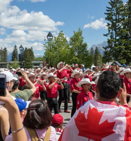 Pessoas tirando foto do desfile no Canadá durante o dia, ilustrando post chip celular Canadá