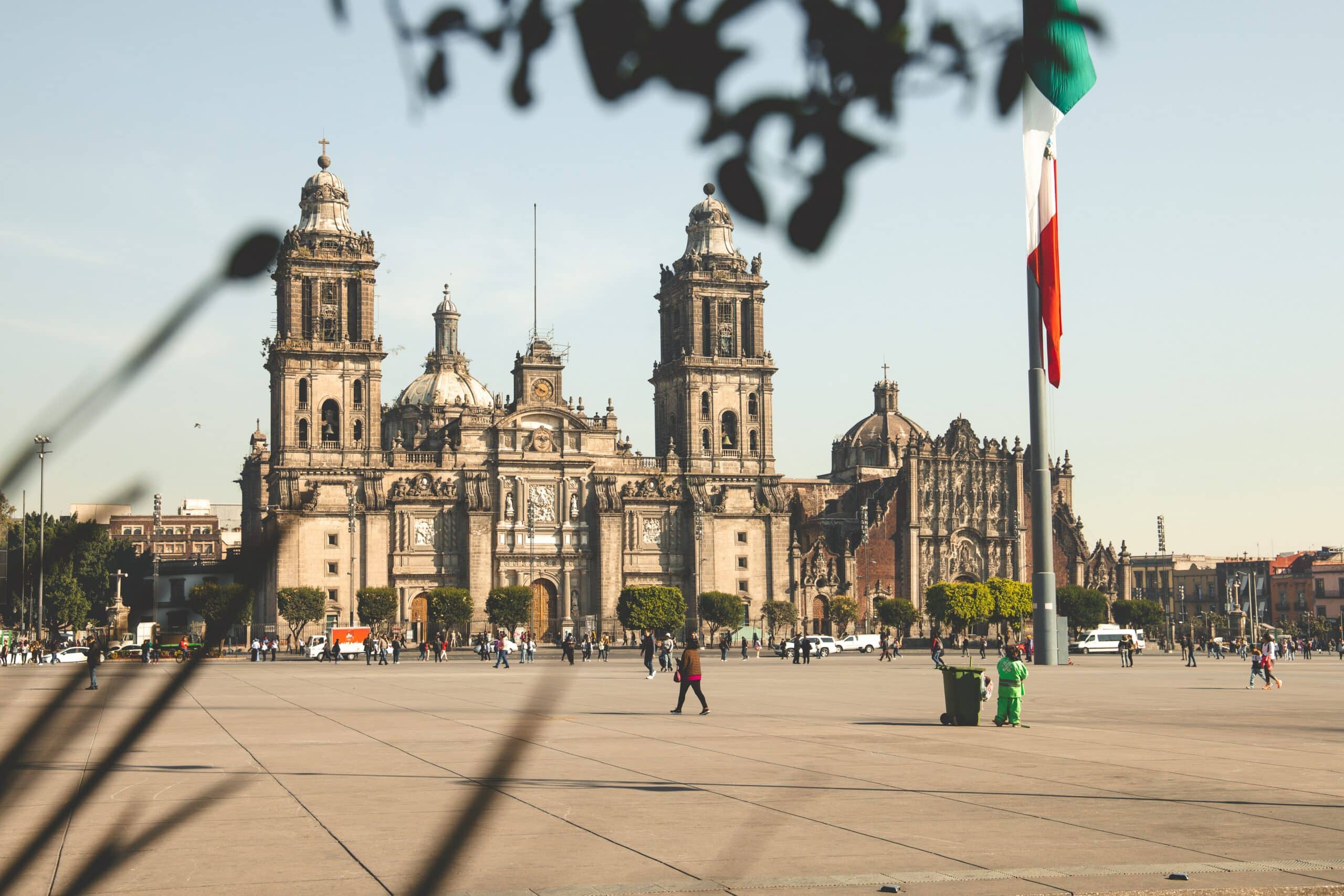 vista da Catedral Metropolitana da Assunção da Virgem Maria com bandeira do México na frente. Representa chip de celular México.