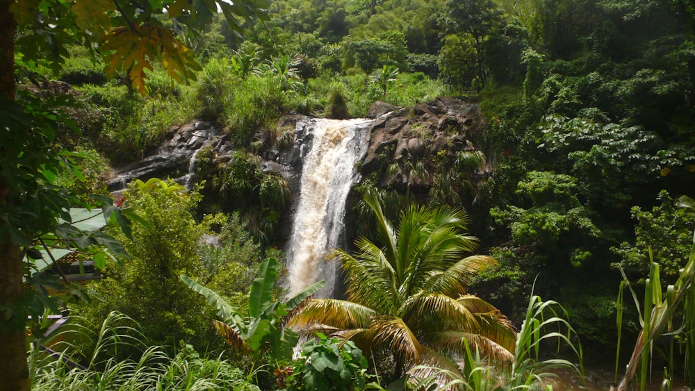 Cachoeira em meio a vegetação para ilustrar o post chip de celular para Granada. - Foto: Katchooo via Flickr