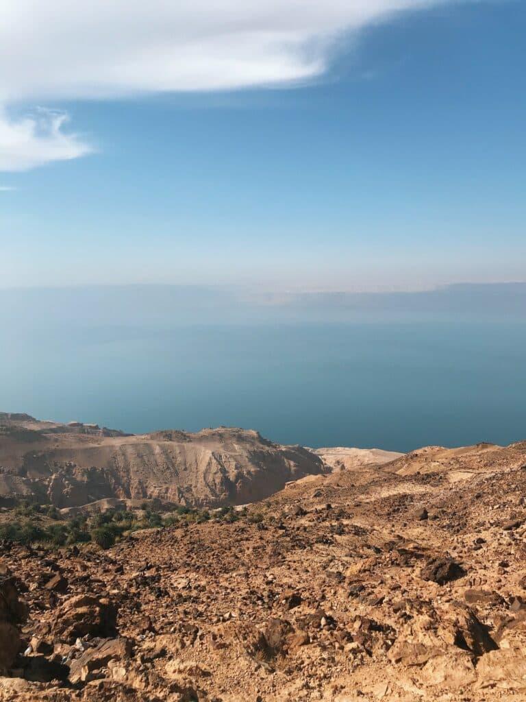 Formação rochosa em frente ao Mar Morto para ilustrar o post de seguro viagem Jordânia. - Foto: Reiseuhu via Unsplash