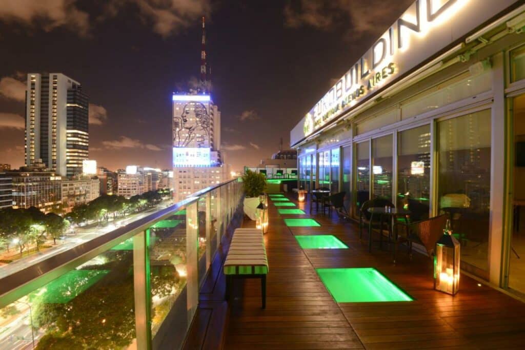 Varanda compartilhada e ampla do Eurobuilding Hotel Boutique Buenos Aires com vista para a cidade