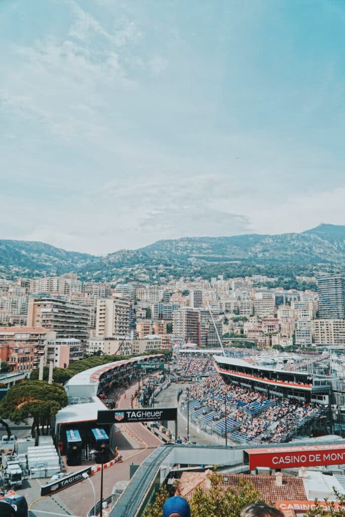Autódromo de Fórmula 1 abaixo de céu nublado para ilustrar o post chip de celular para Mônaco. Há prédios e colinas com vegetação ao fundo. - Foto: Reuben Rohard via Unsplash