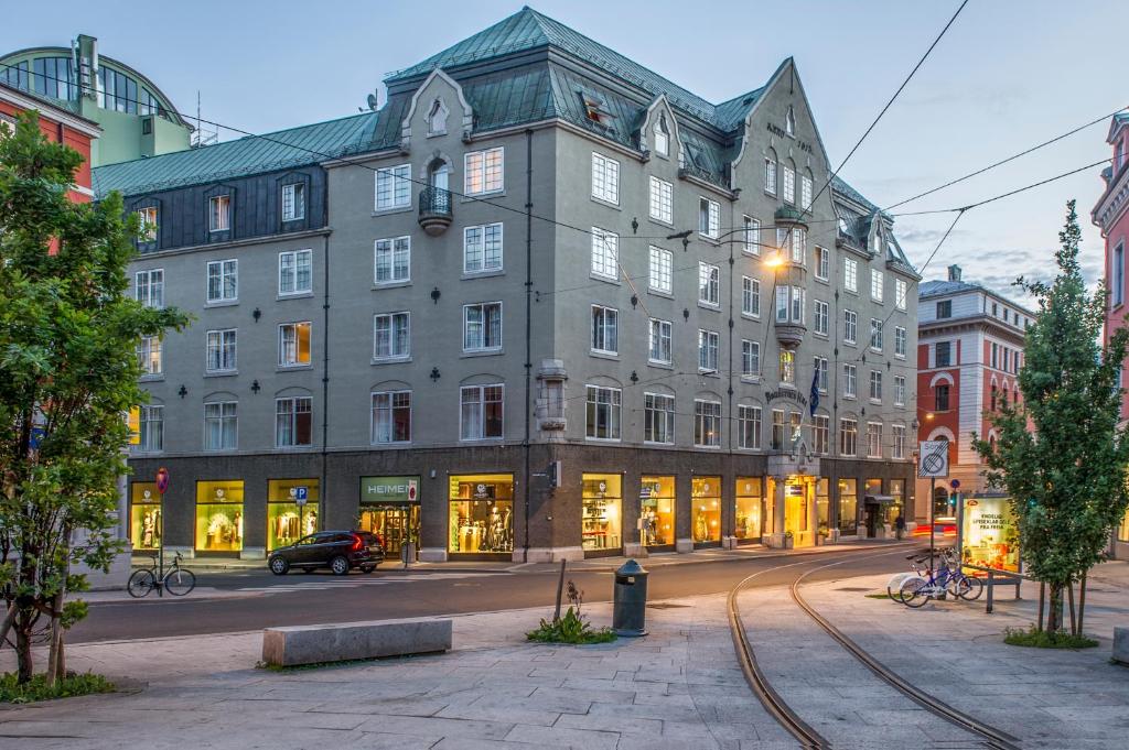 Vista da frente do Hotell Bondeheimen na esquina com várias janelas e o prédio de cor cinza. Representa hotéis em Oslo
