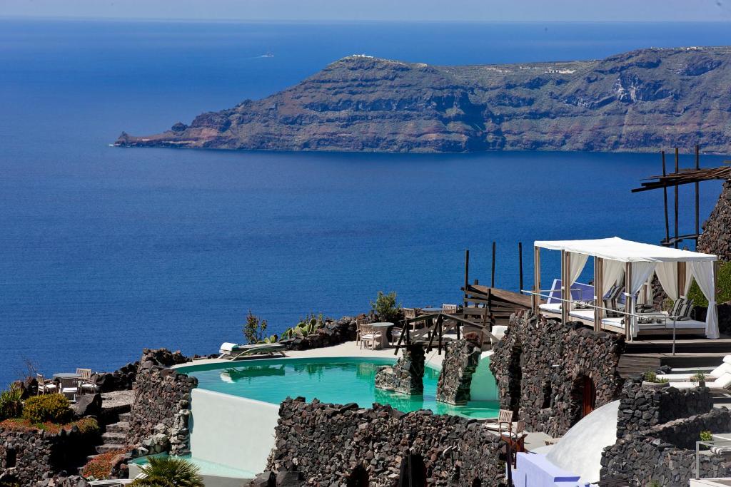 Vista da frente do Honeymoon Petra Villas em onde ficar em Santorini.