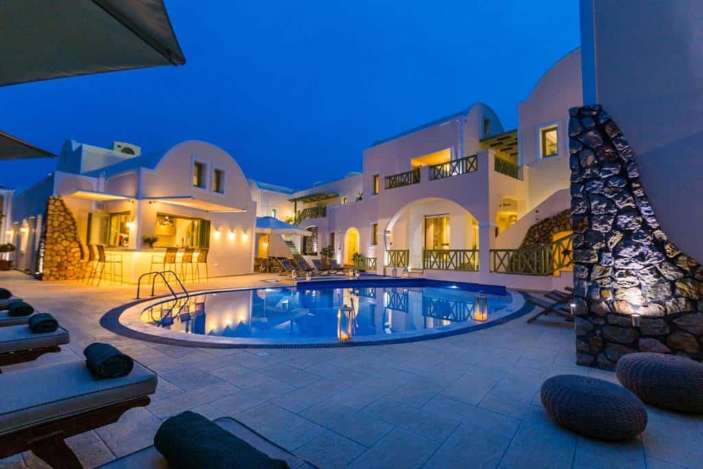 Vista da piscina do Anassa Deluxe Suites ao anoitecer em onde ficar em Santorini.