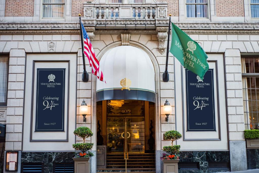 Frente do Mayflower Park Hotel  com portas de vidro e bandeira do Estados Unidos pendurada em hotéis em Seattle.