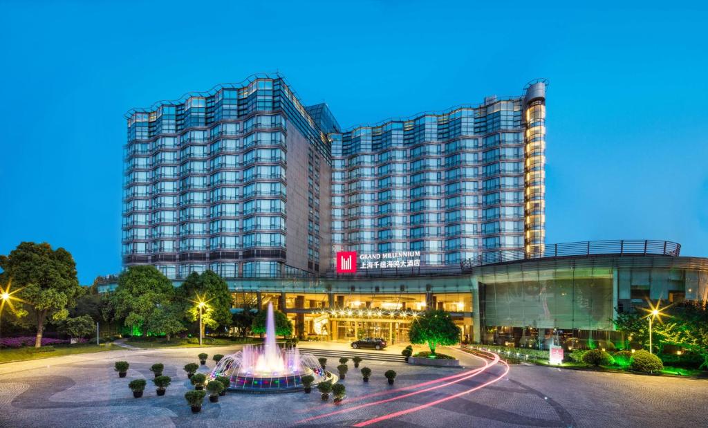 Fachada do hotel Grand Millennium Shanghai HongQiao em Xangai.