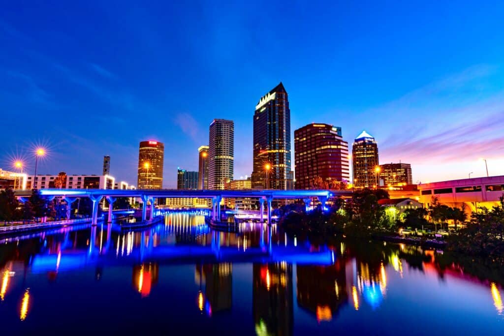 Downtown, centro de Tampa, a noite com os prédios com luzes acesas